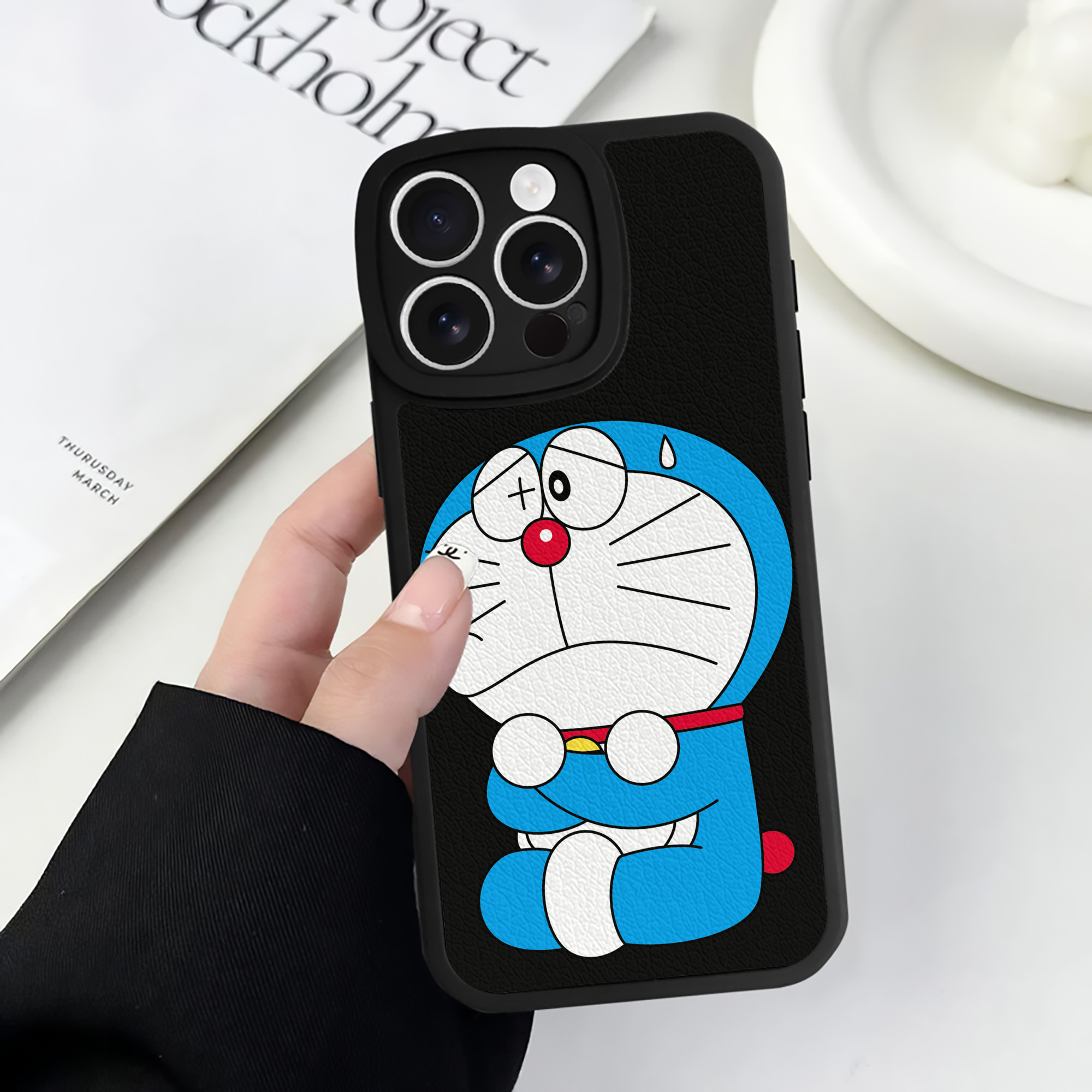 （画像用） ドラえもん Doraemon 【iPhone 16シリーズ対応】シリコンスマホケース（レザー調） 材質：シリコン